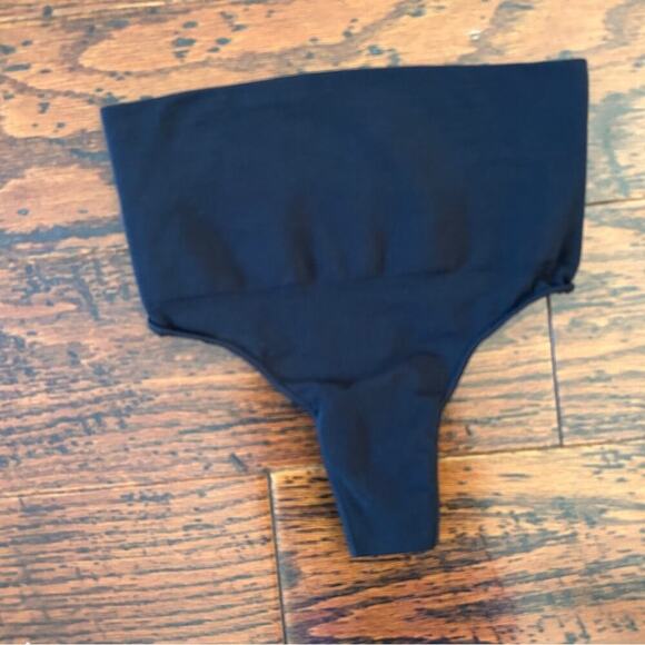 SKIMS Sculpting Mid Waist Thong in Black Size Small/Medium NEW w/o Tag - Picture 3 of 7